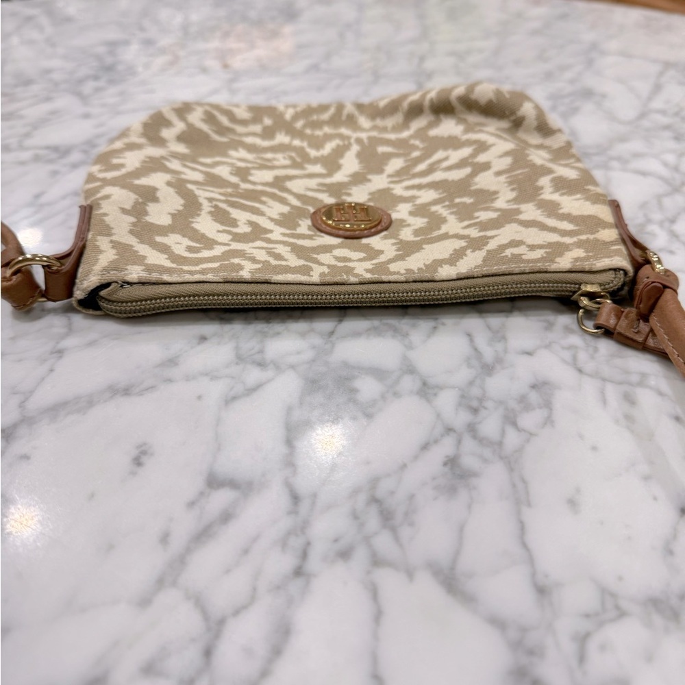 Tommy Hilfiger crossbody in tan and cream with leather strap - Picture 8 of 9